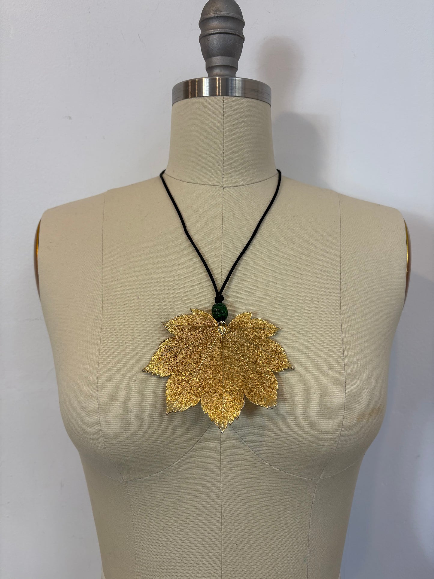 OTRAS. Collar ajustable hoja dorada