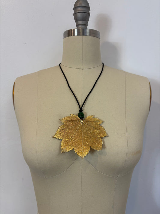 OTRAS. Collar ajustable hoja dorada