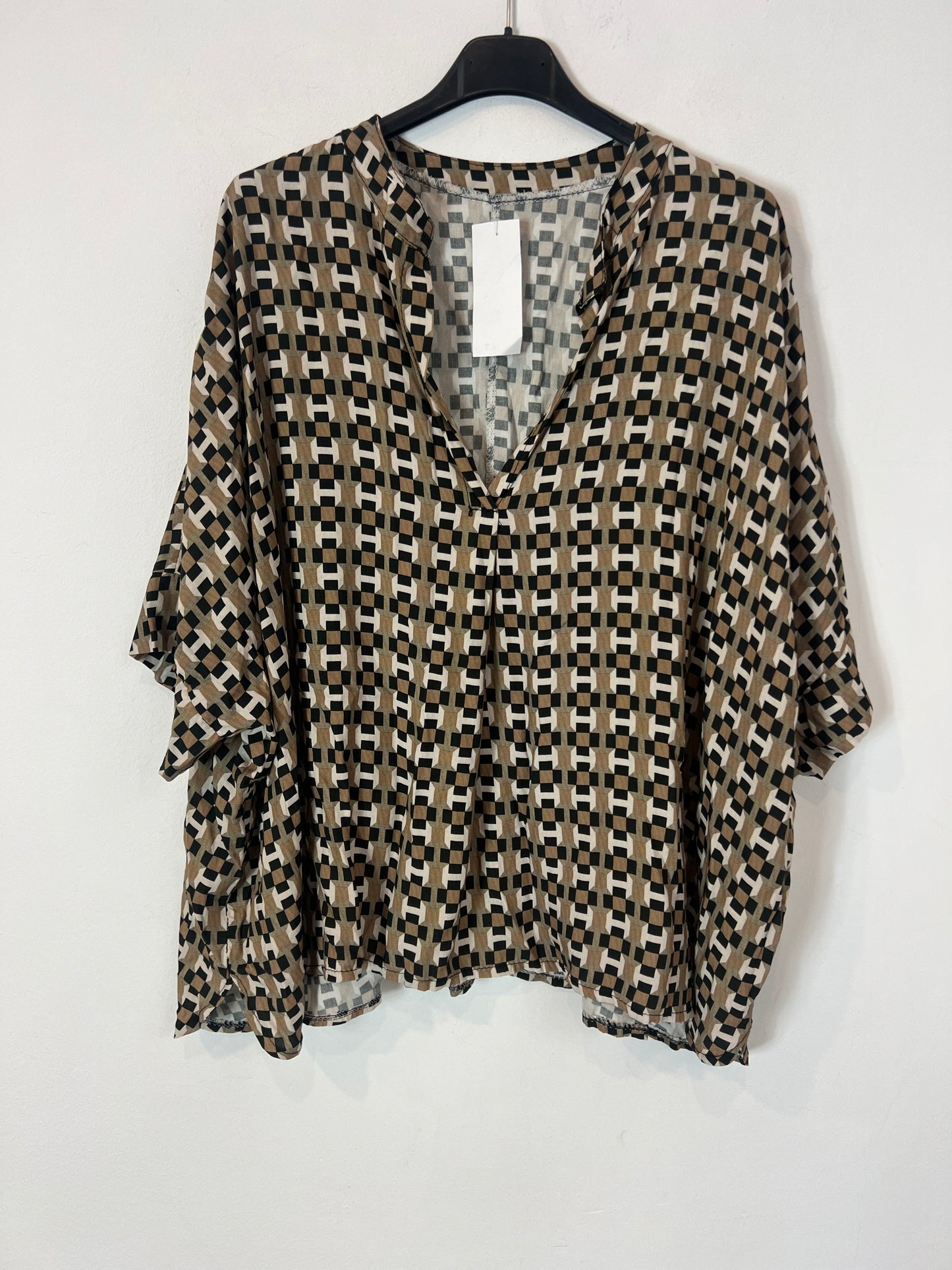 OTRAS. Blusa fluida estampado geométrico. T M/L