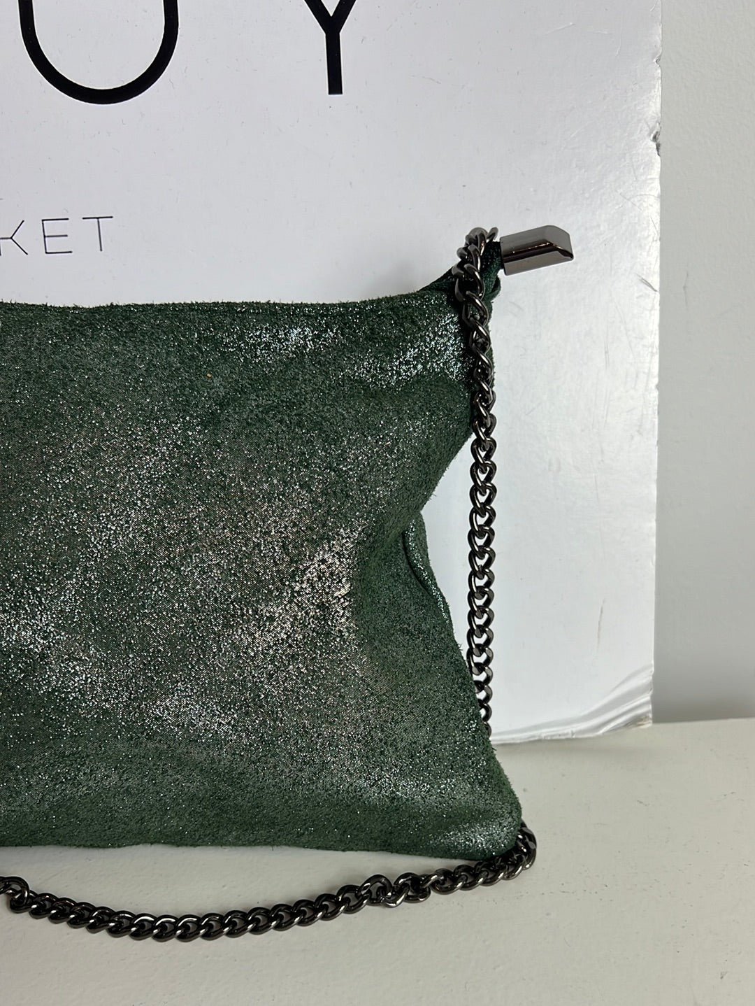 OTRAS. bolso piel verde brillo