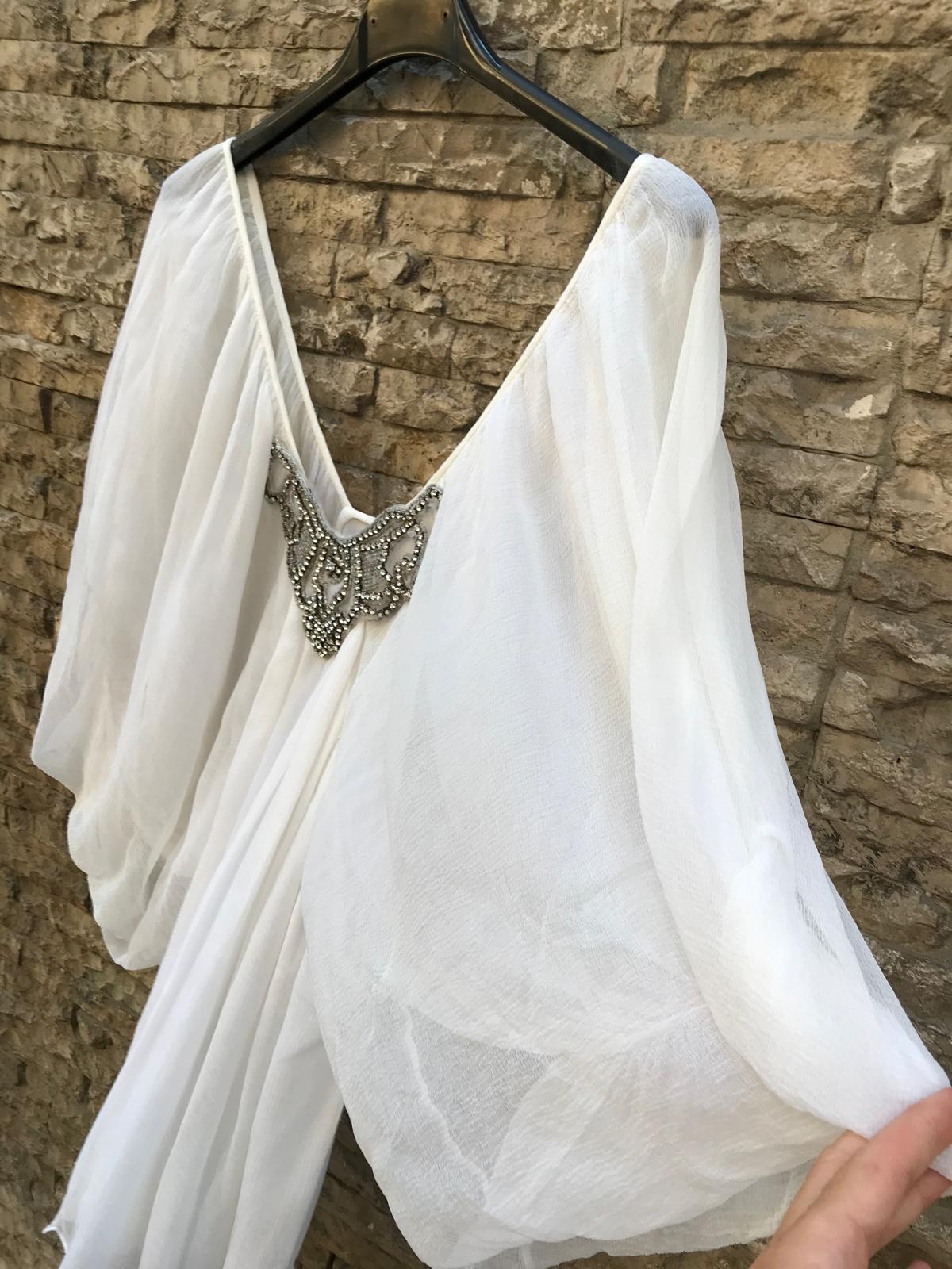 ROCOCO. Top blanco vaporoso detalle escote