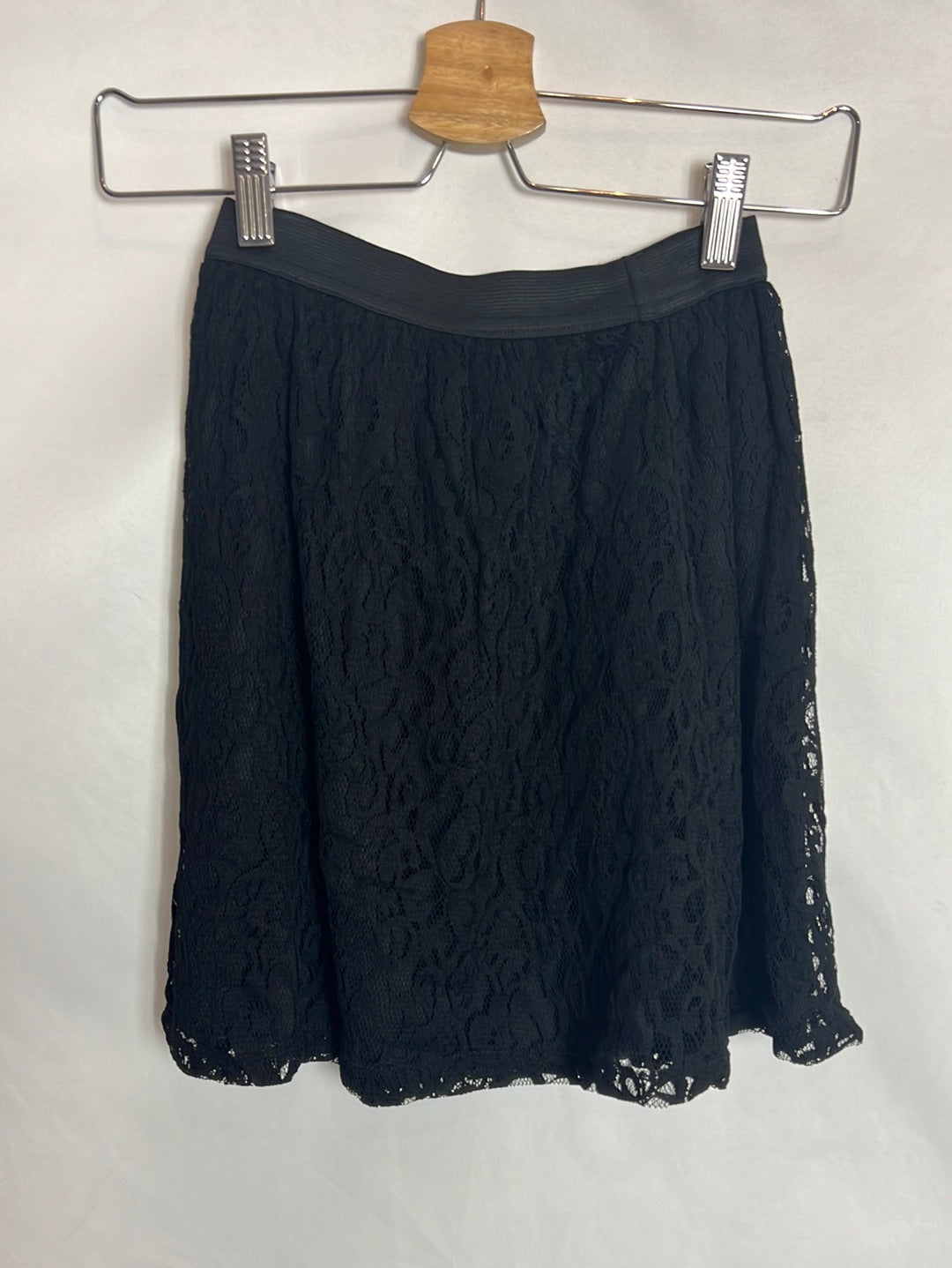 SHANA. Short black lace skirt. XS
