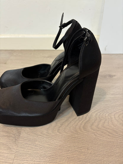 ZARA. Zapato negro plataforma. T 38