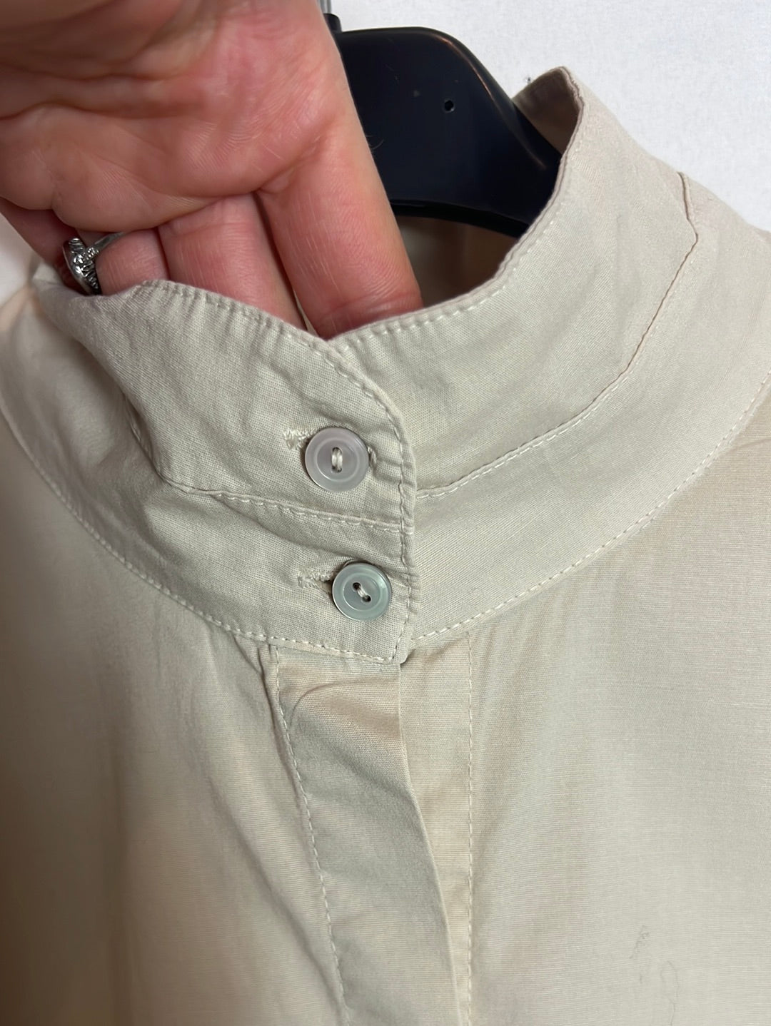 SHON MOTT. Camisa beige cuello mao. T 1(S)