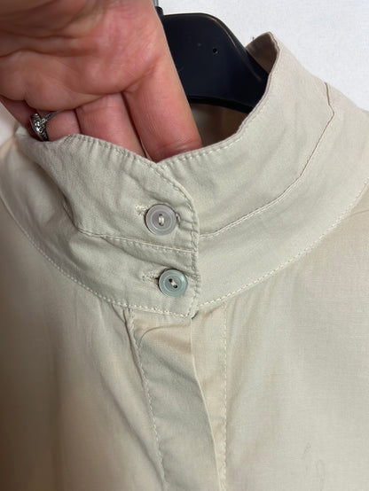 SHON MOTT. Camisa beige cuello mao. T 1(S)