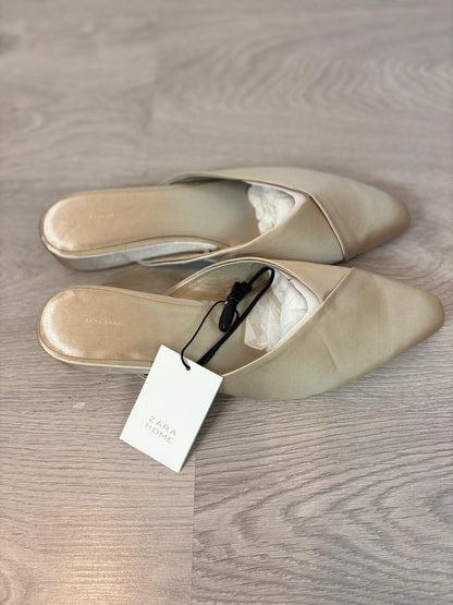 ZARA HOME. Zapatillas color champagne. T 38