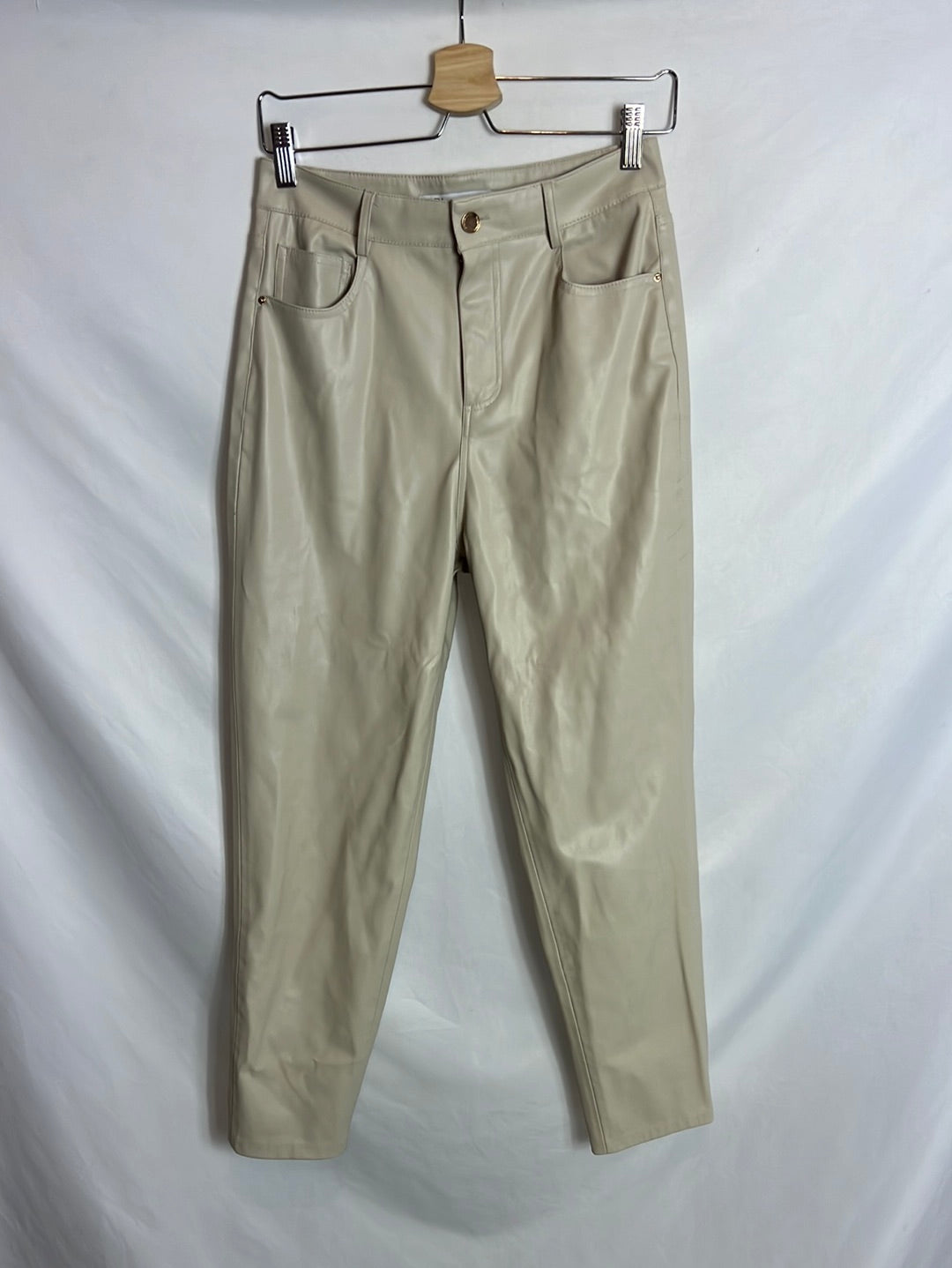ZARA. Pantalones beige efecto piel. T36