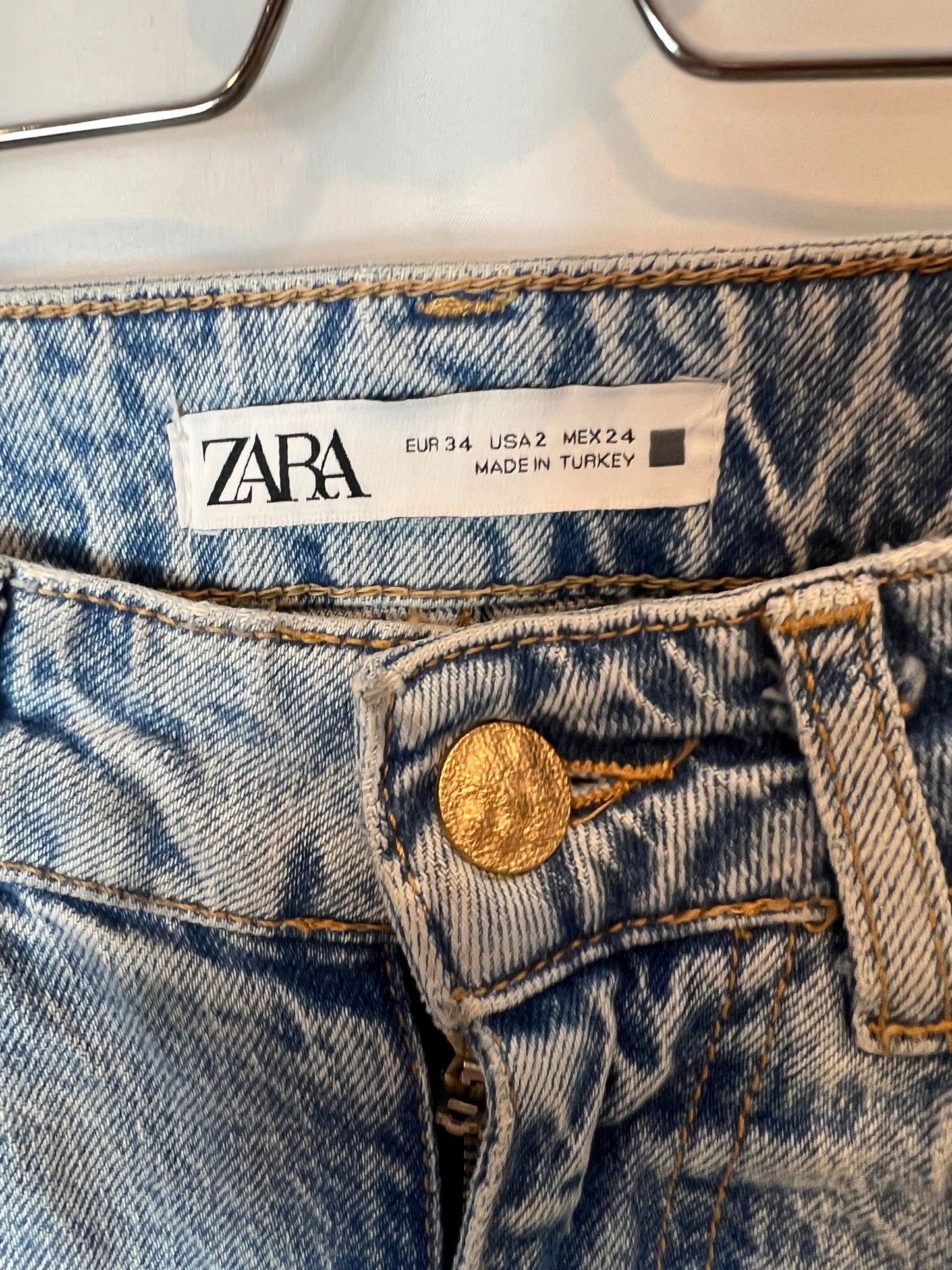 ZARA. Pantalón denim efecto desgastado T.34