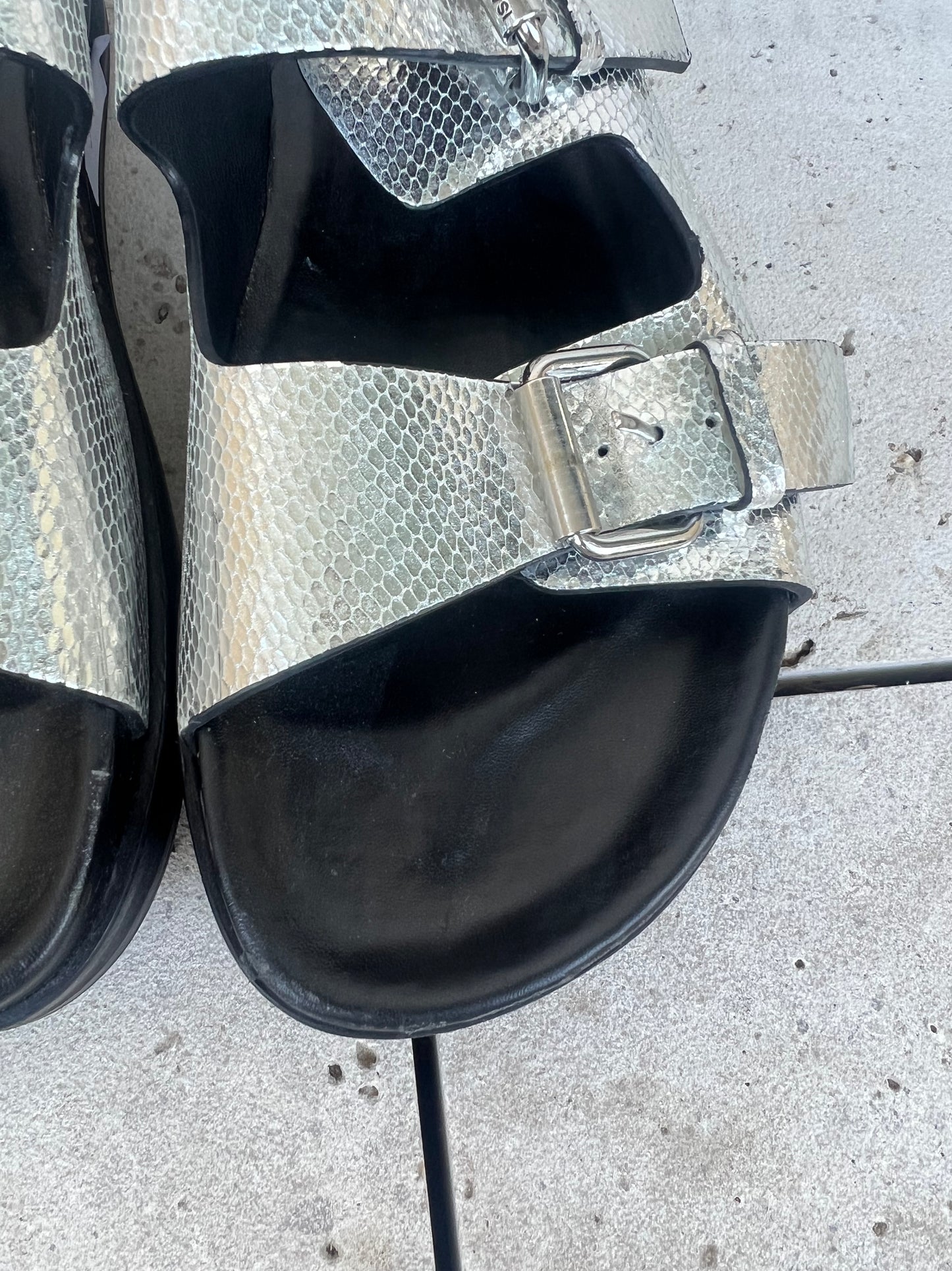 ISABEL MARANT. Sandalia hebillas plateada. T 39