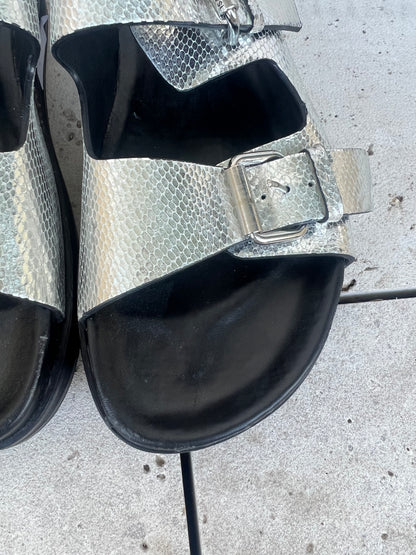 ISABEL MARANT. Sandalia hebillas plateada. T 39