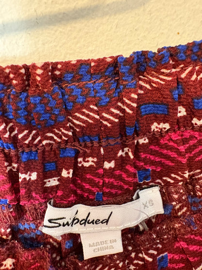 SUBDUED. Pantalón fludio burdeos estampado