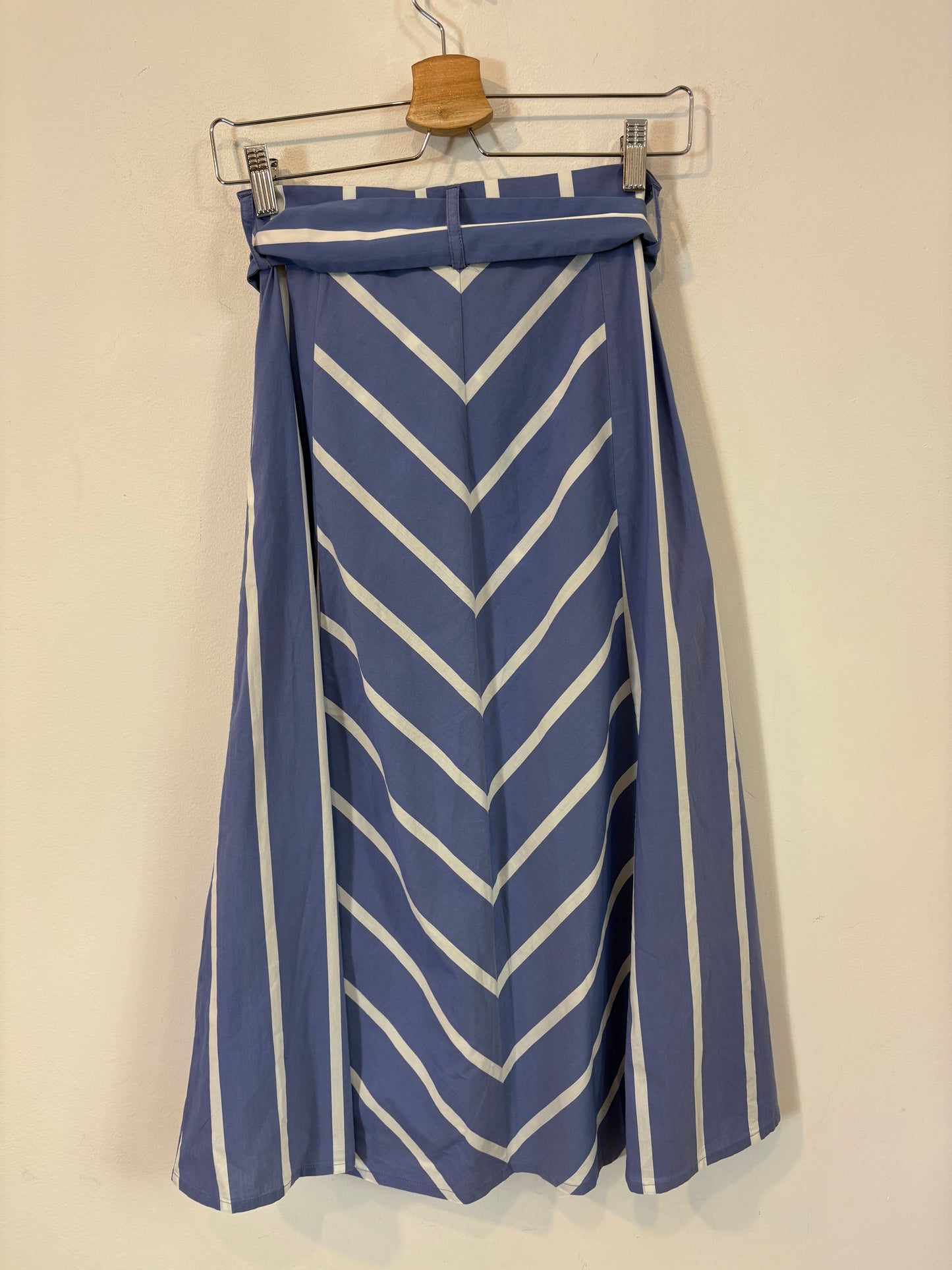 MAJE. Total look top y falda rayas