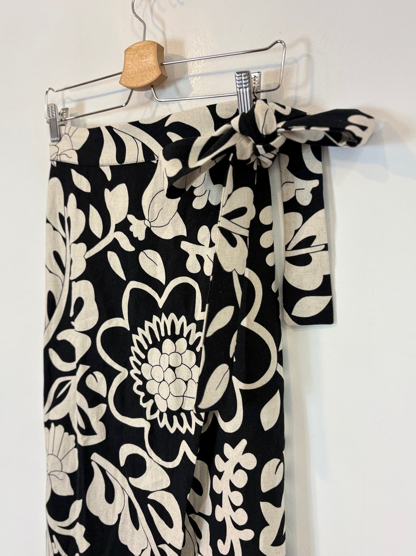 COOSY. Conjunto top y falda pareo negro y beige. T M