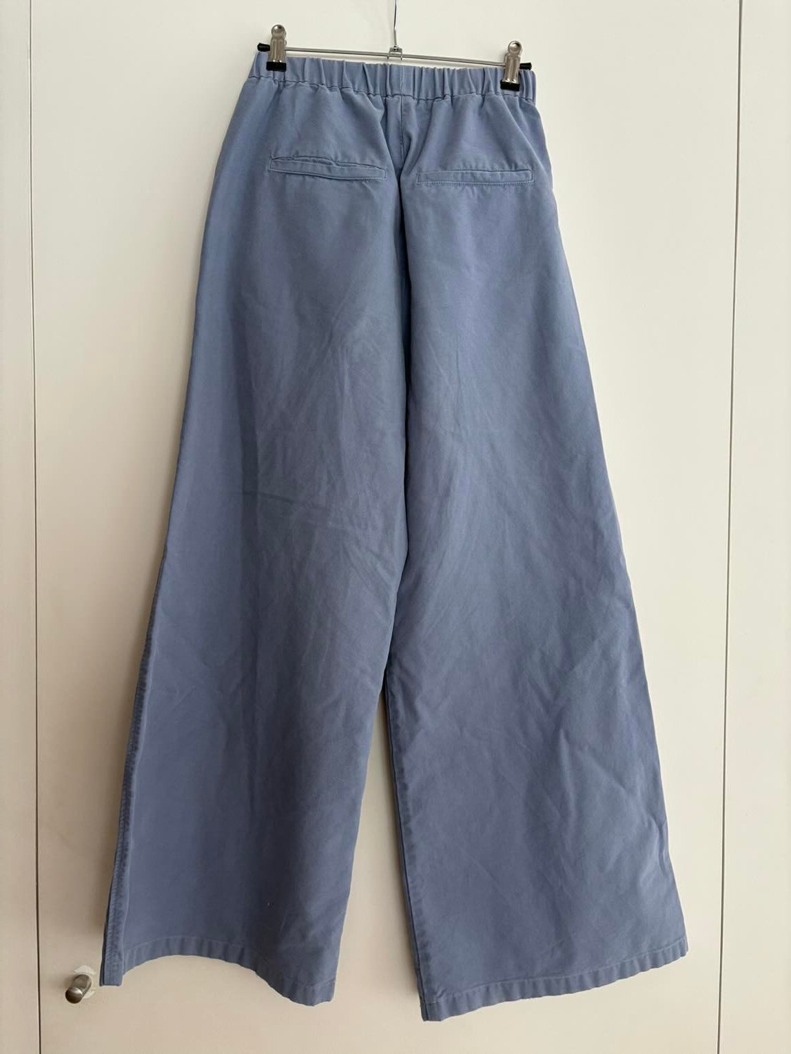 FORTE FORTE. Pantalón azul pata ancha