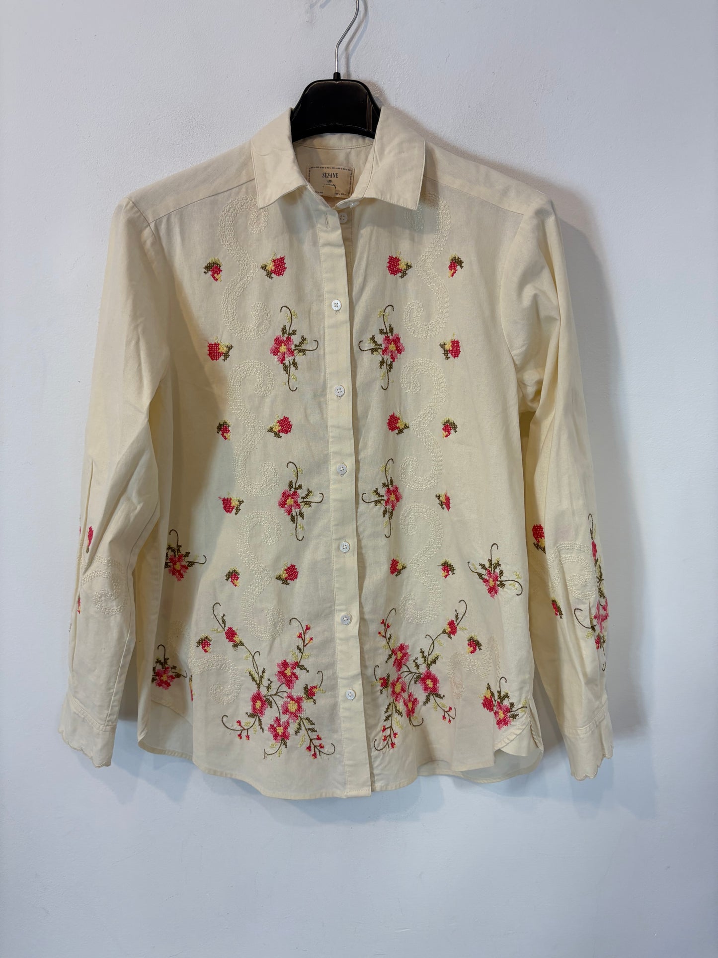 SÉZANE x ANDION. Camisa beige punto de cruz