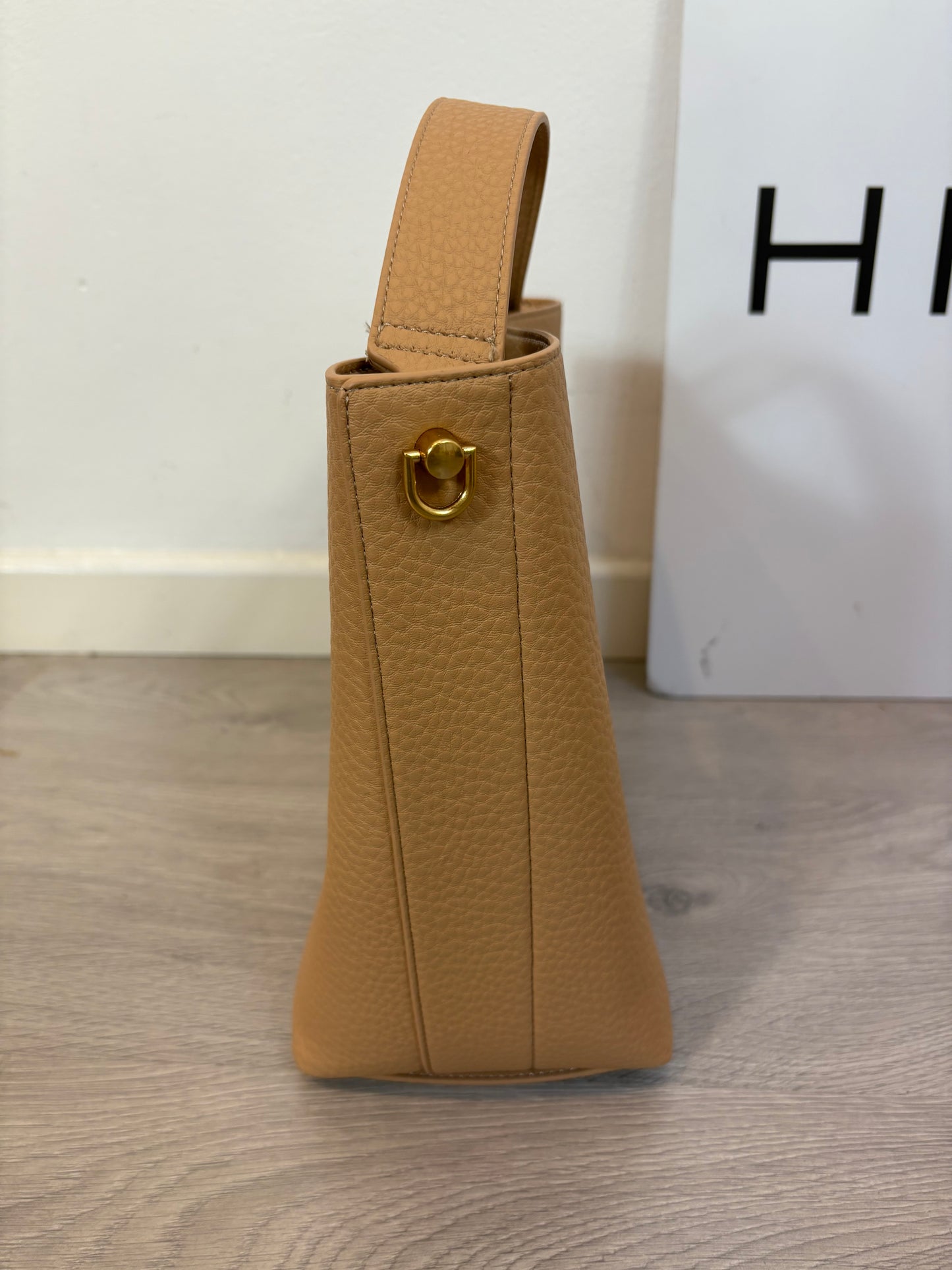 OTRAS. Bolso beige doble asa mediano