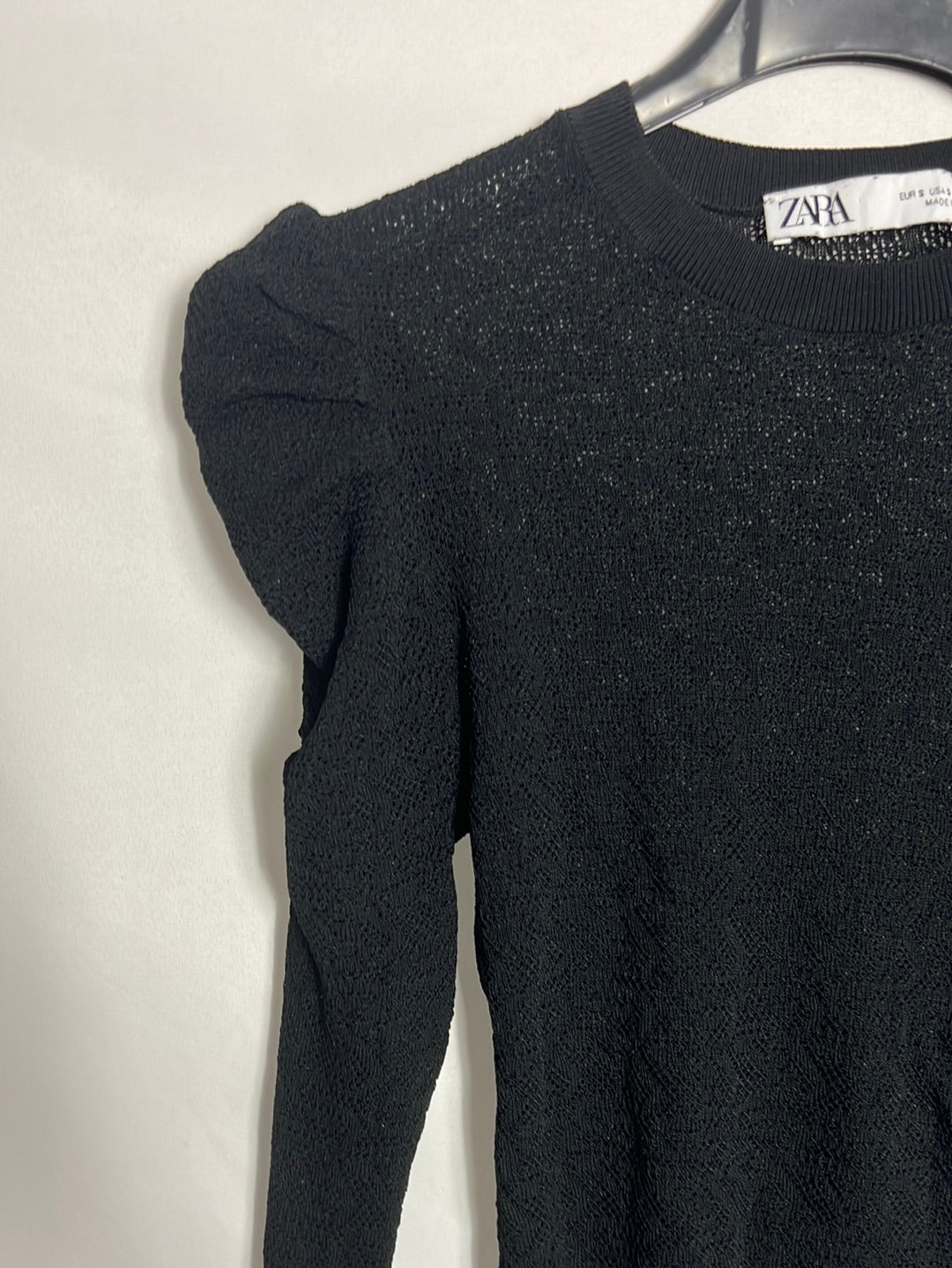 ZARA. Top punto negro calado manga fruncida. T S