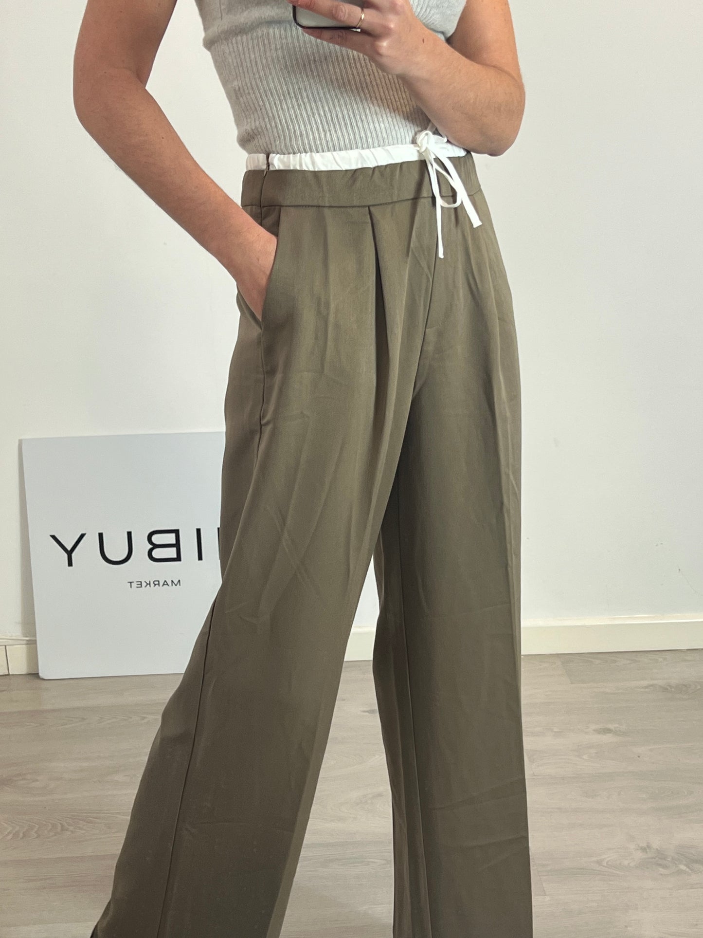 CARLOTA&CO. Pantalón caqui cintura blanca T.l