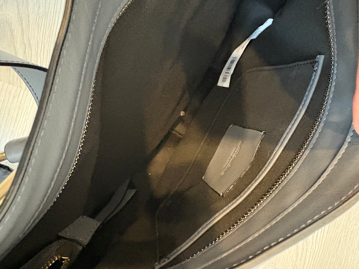 LATOUCHE. Bolso mediano piel plomo