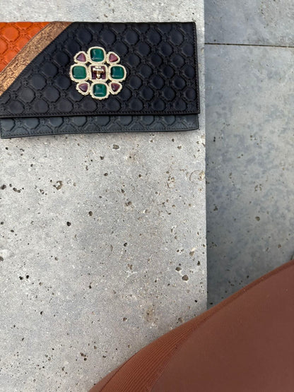 V 73. ELISABETTA ARMELLIN. Pochette de cuero detalle broche