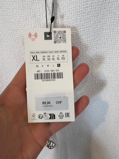 ZARA. Chaqueta blanca textura detalle botones. T XL