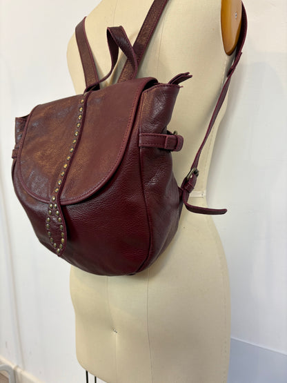 MICUIR. Mochila tachas burdeos