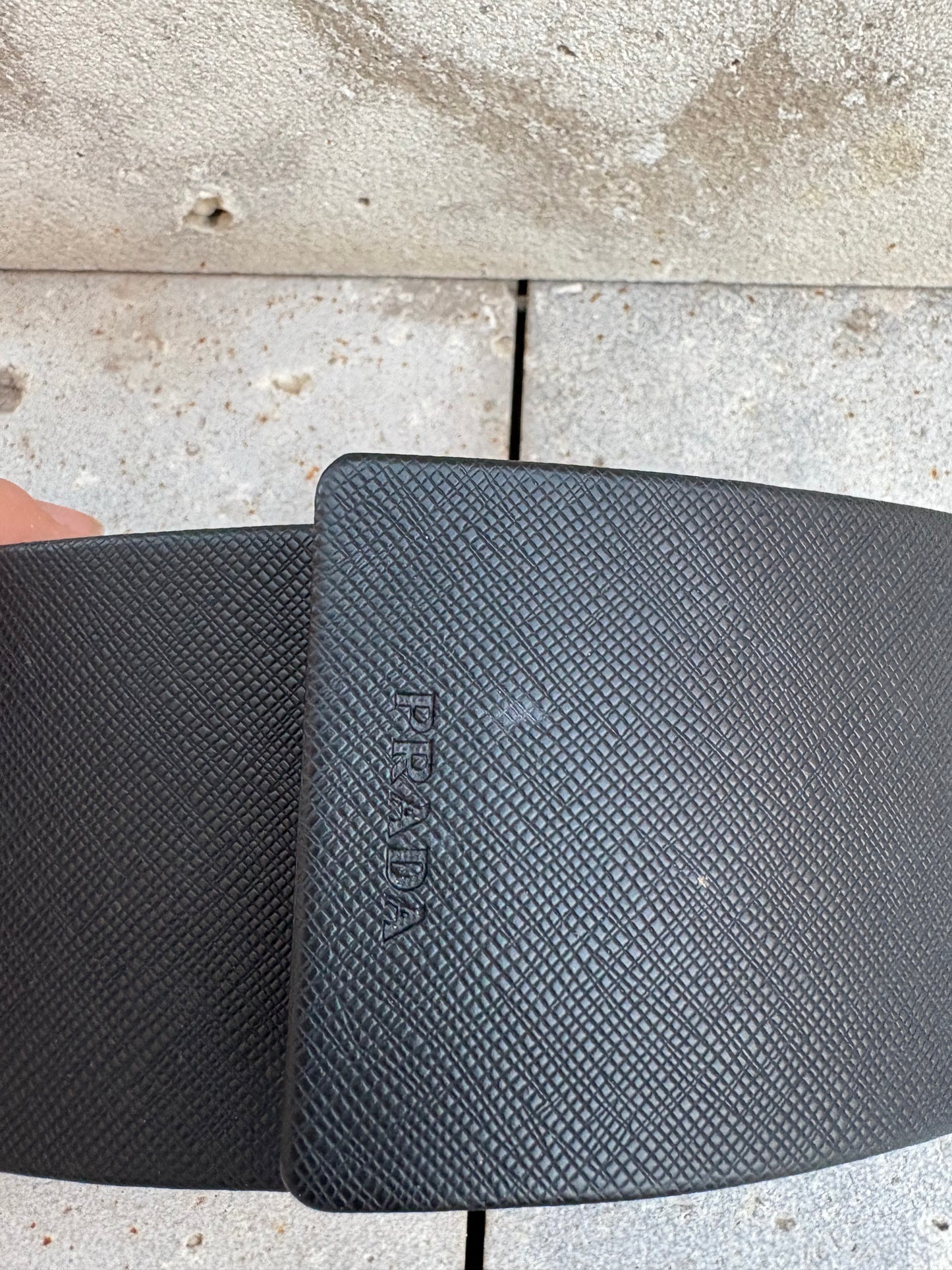 PRADA. Gafas de sol negras