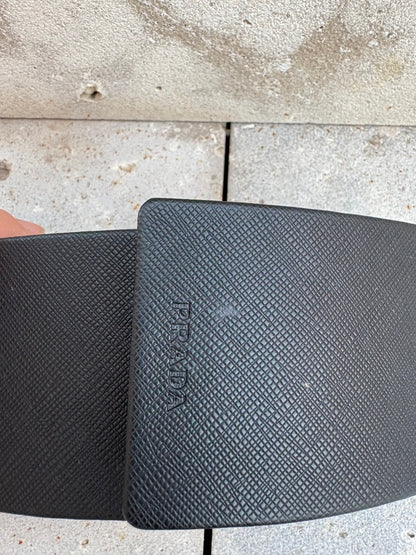 PRADA. Gafas de sol negras