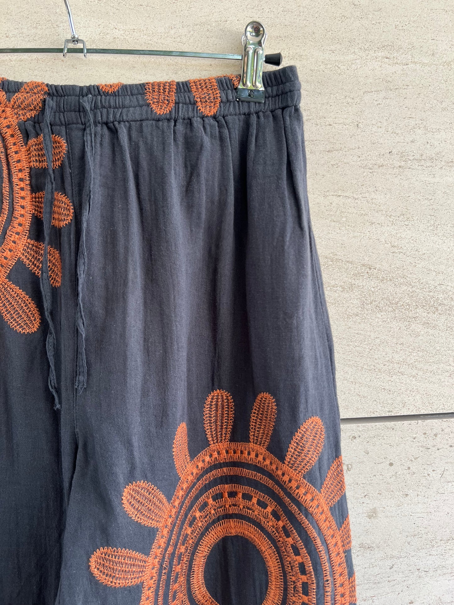 NOCOLÍ. Pantalón gris bordado  T.34