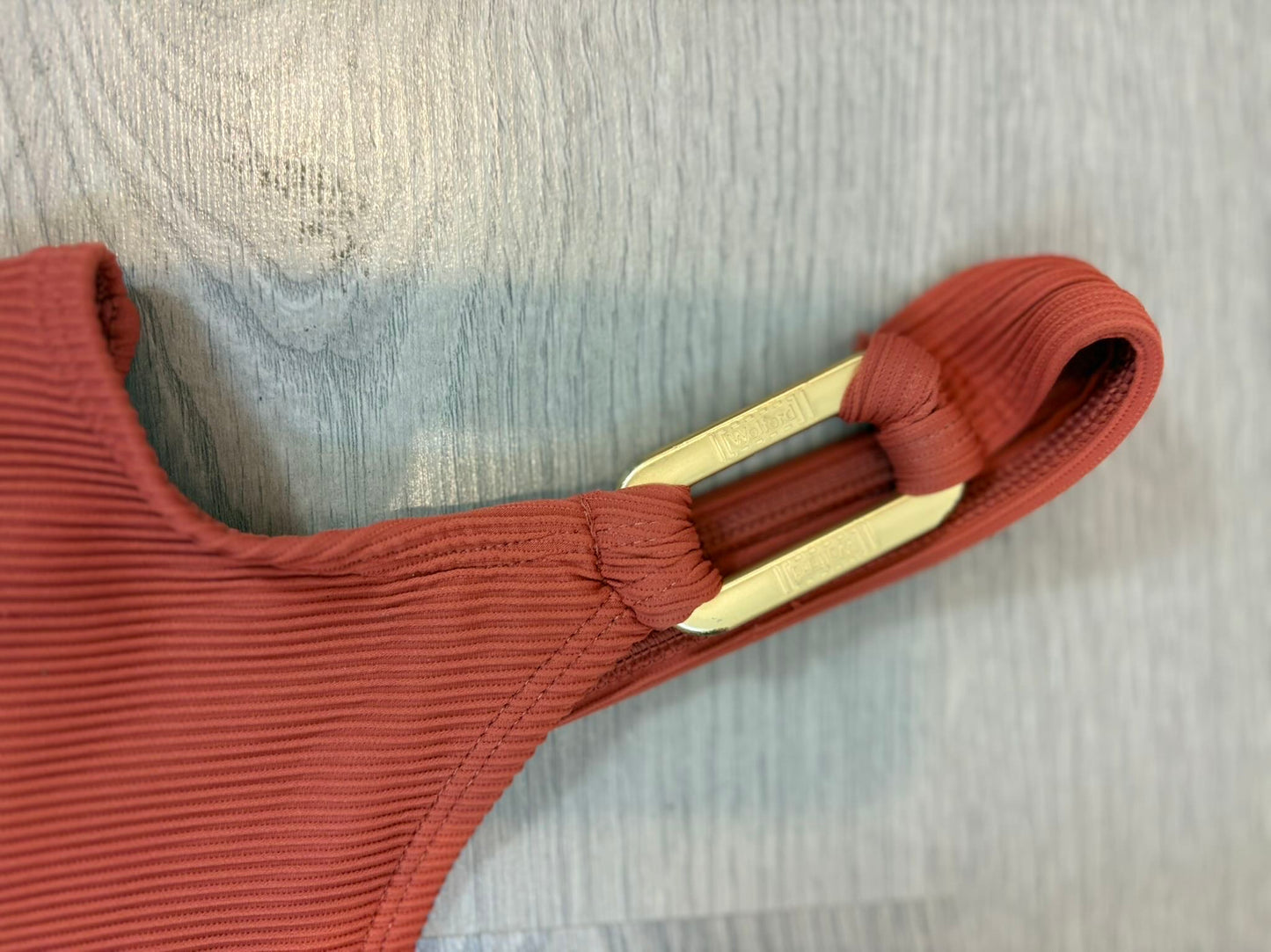 WOLFORD. Top bikini asimétrico hebilla