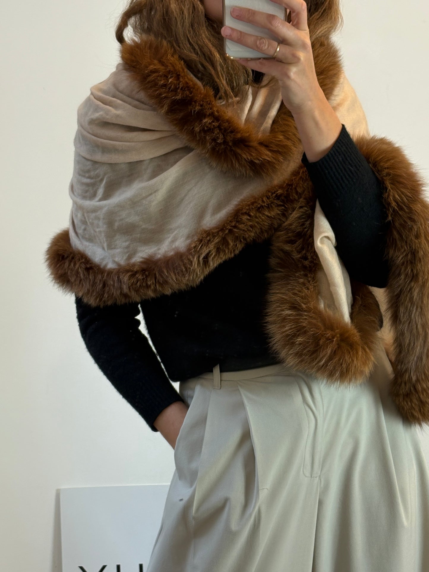 OTRAS. Bufanda beige con pelo