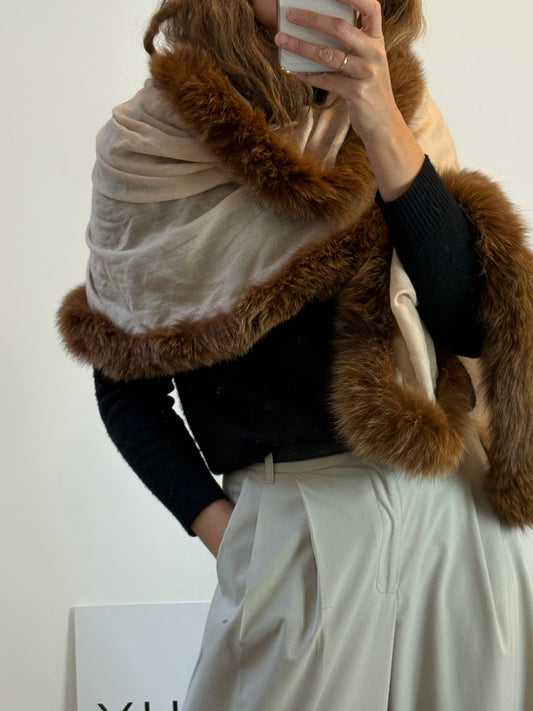 OTRAS. Bufanda beige con pelo