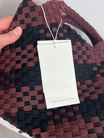 COS. Bolso de mano trenzado bicolor