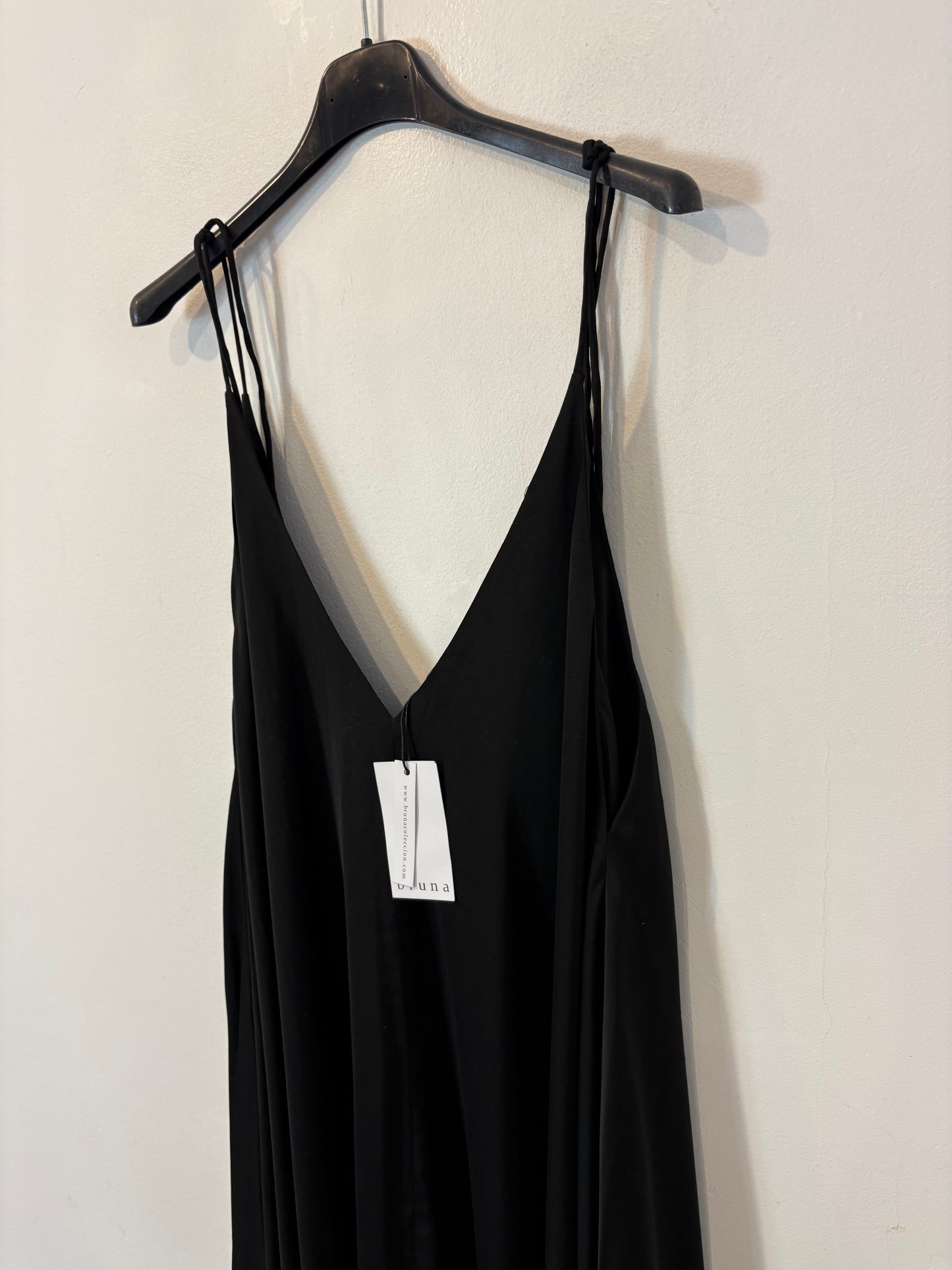 BRUNA. Vestido largo negro vuelo