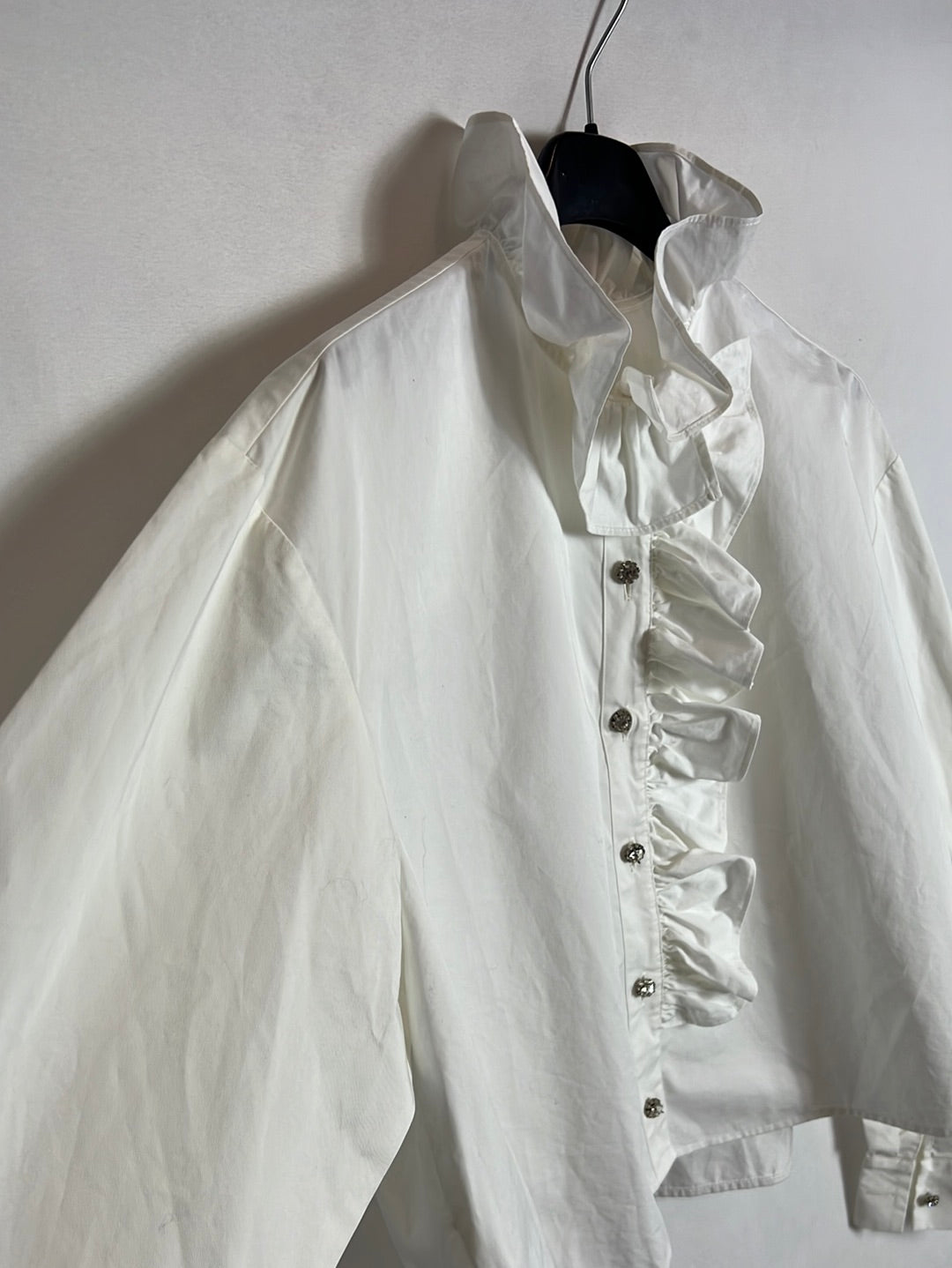 OTRAS. Blusa blanca volante y botones pedrería. T S