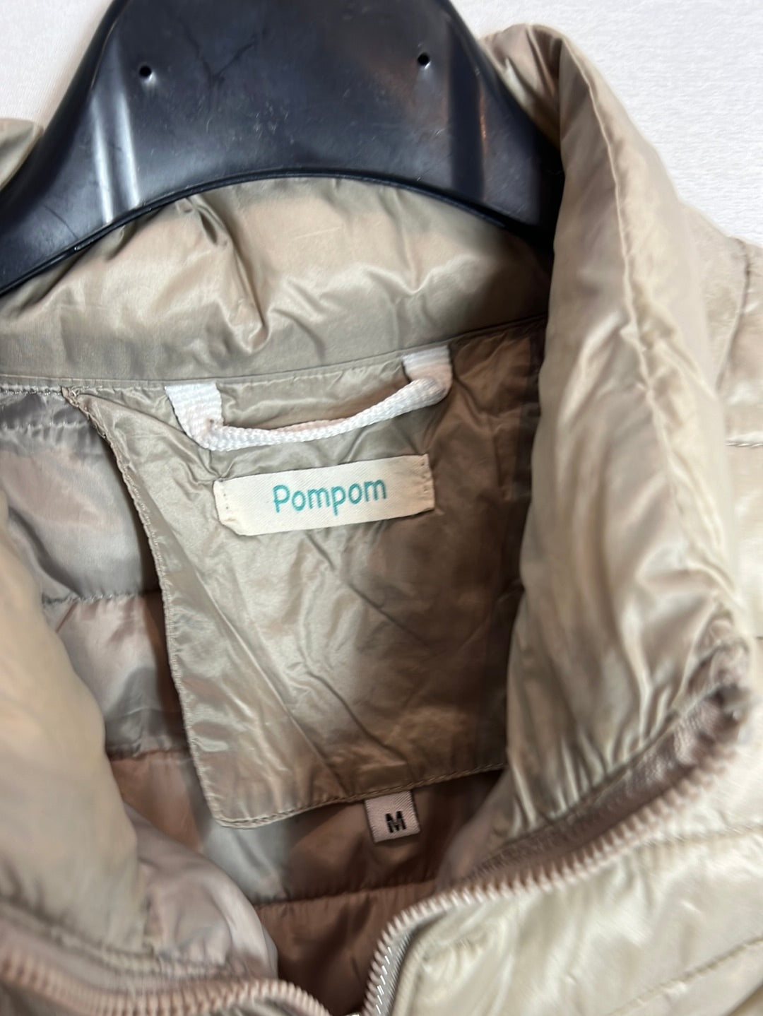 Pompom. Beige sleeveless feathers. TM