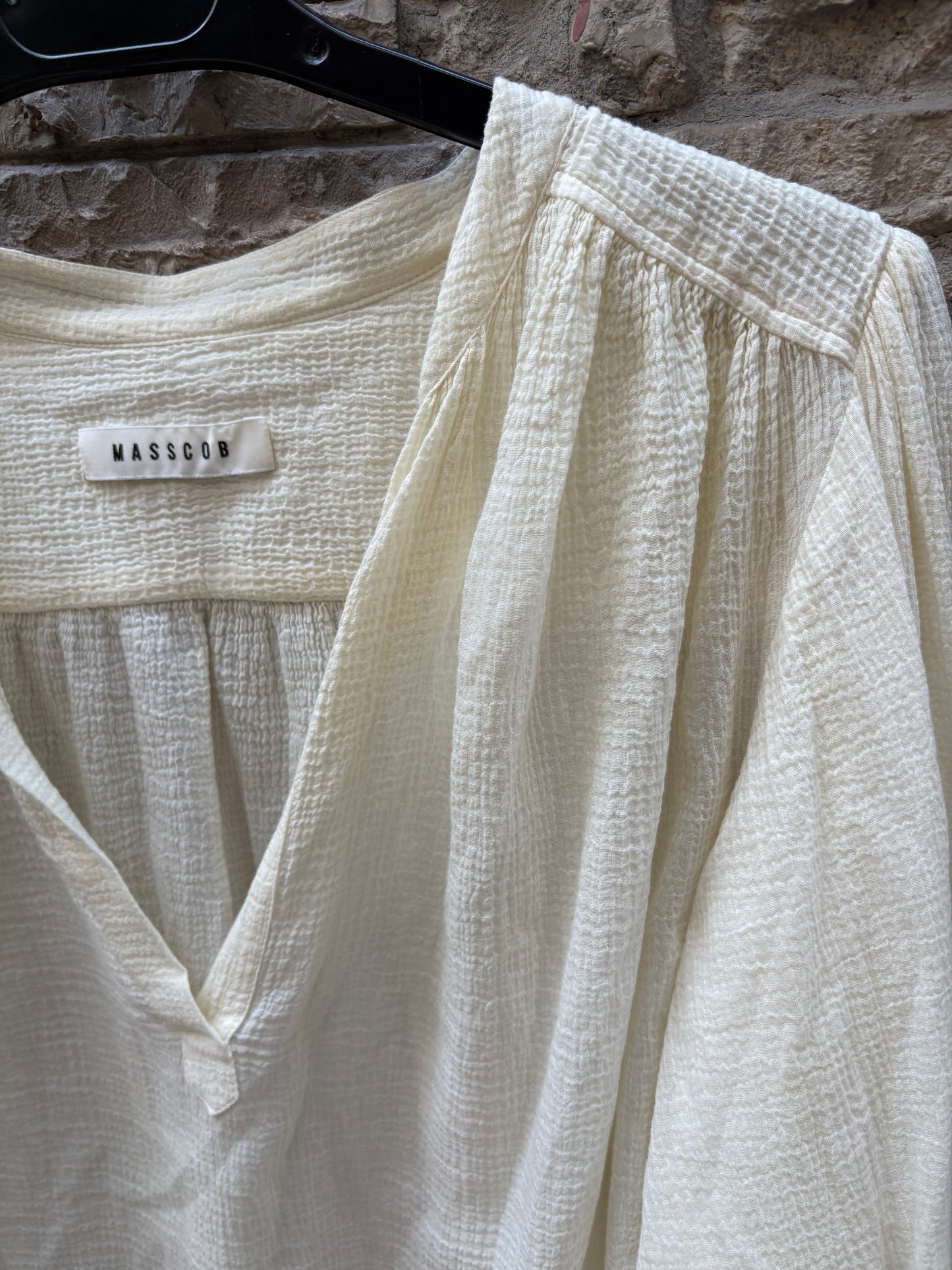 MASSBOB. Blusa vainilla detalle puño