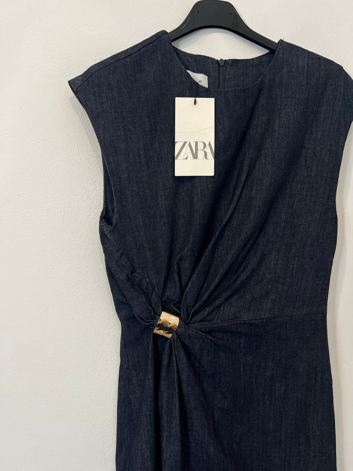 ZARA. Vestido denim midi broche dorado