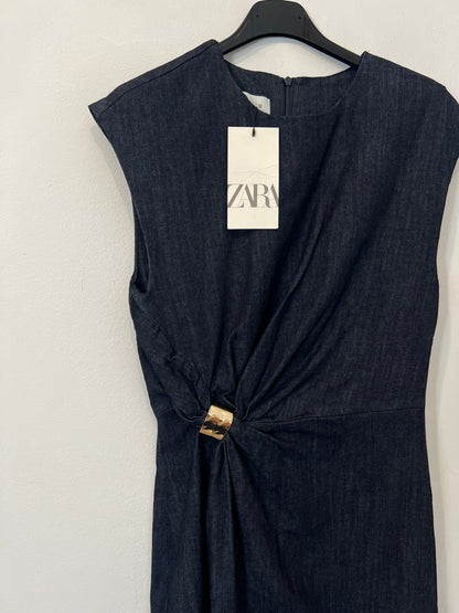 ZARA. Vestido denim midi broche dorado
