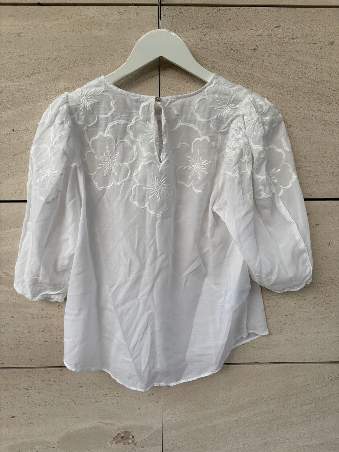 MANGO. Blusa blanca bordados