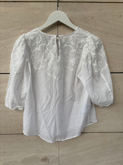 MANGO. Blusa blanca bordados