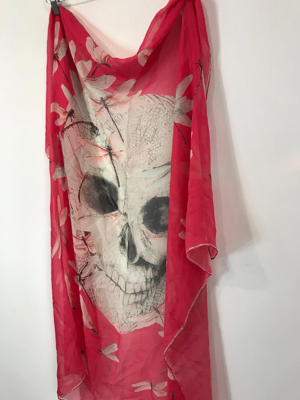 ALEXANDER McQUEEN. Pañuelo de seda rosa calavera