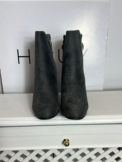 AITA. Botines grises detalles. T 40