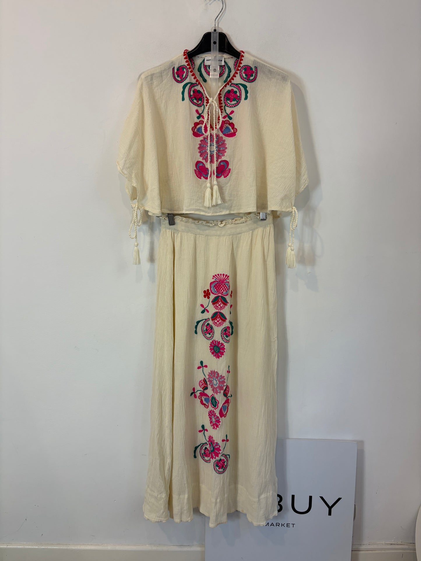 ANTIK BATIK. Conjunto top y falda bordados