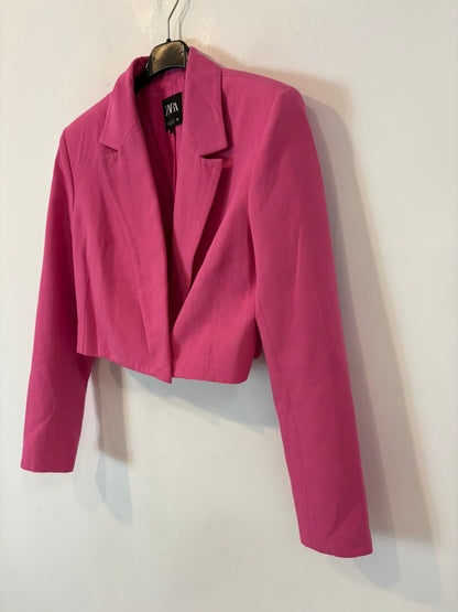 ZARA. Chaqueta rosa cropped. T M