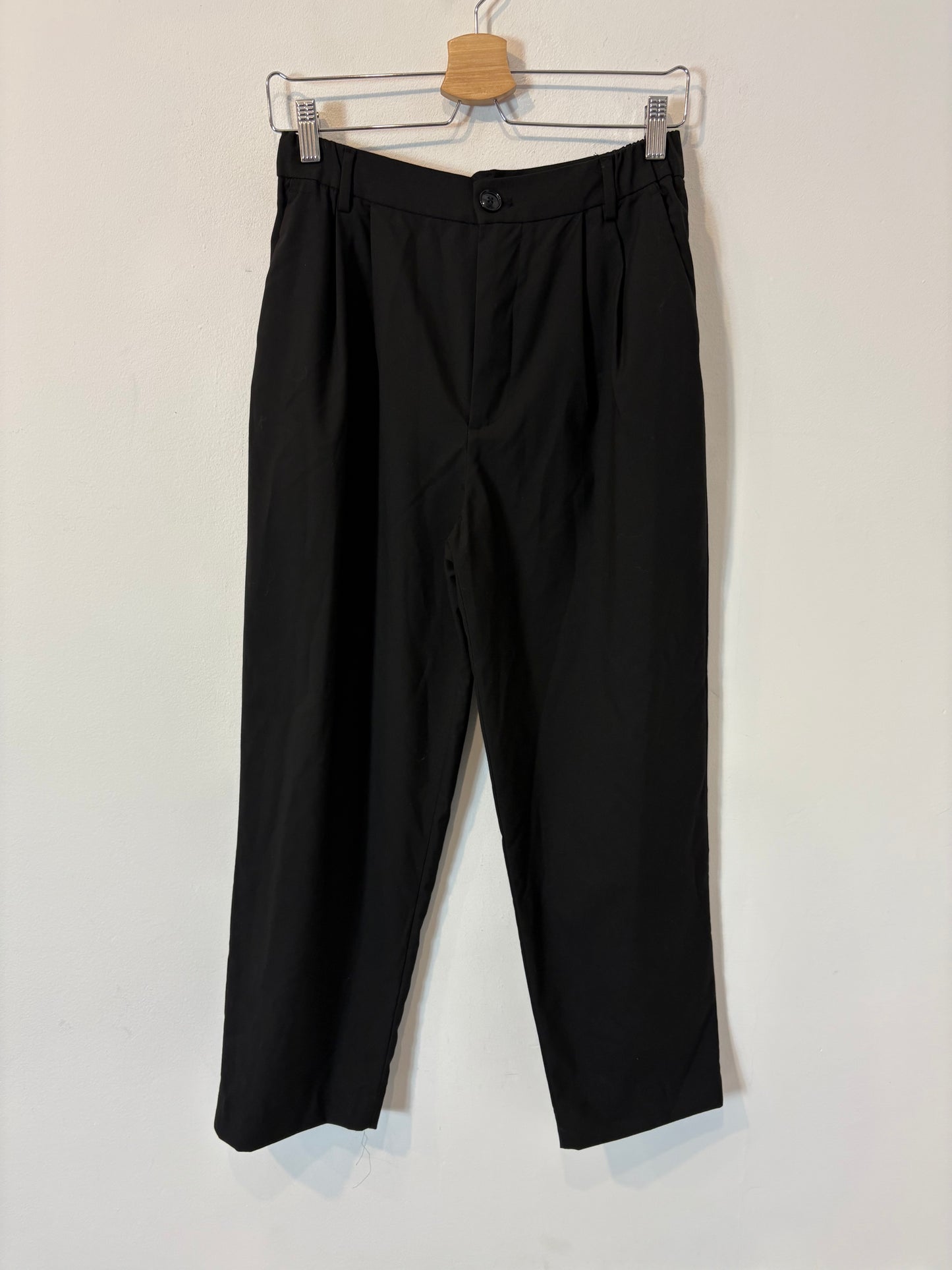 ZARA. Pantalón negro pinzas