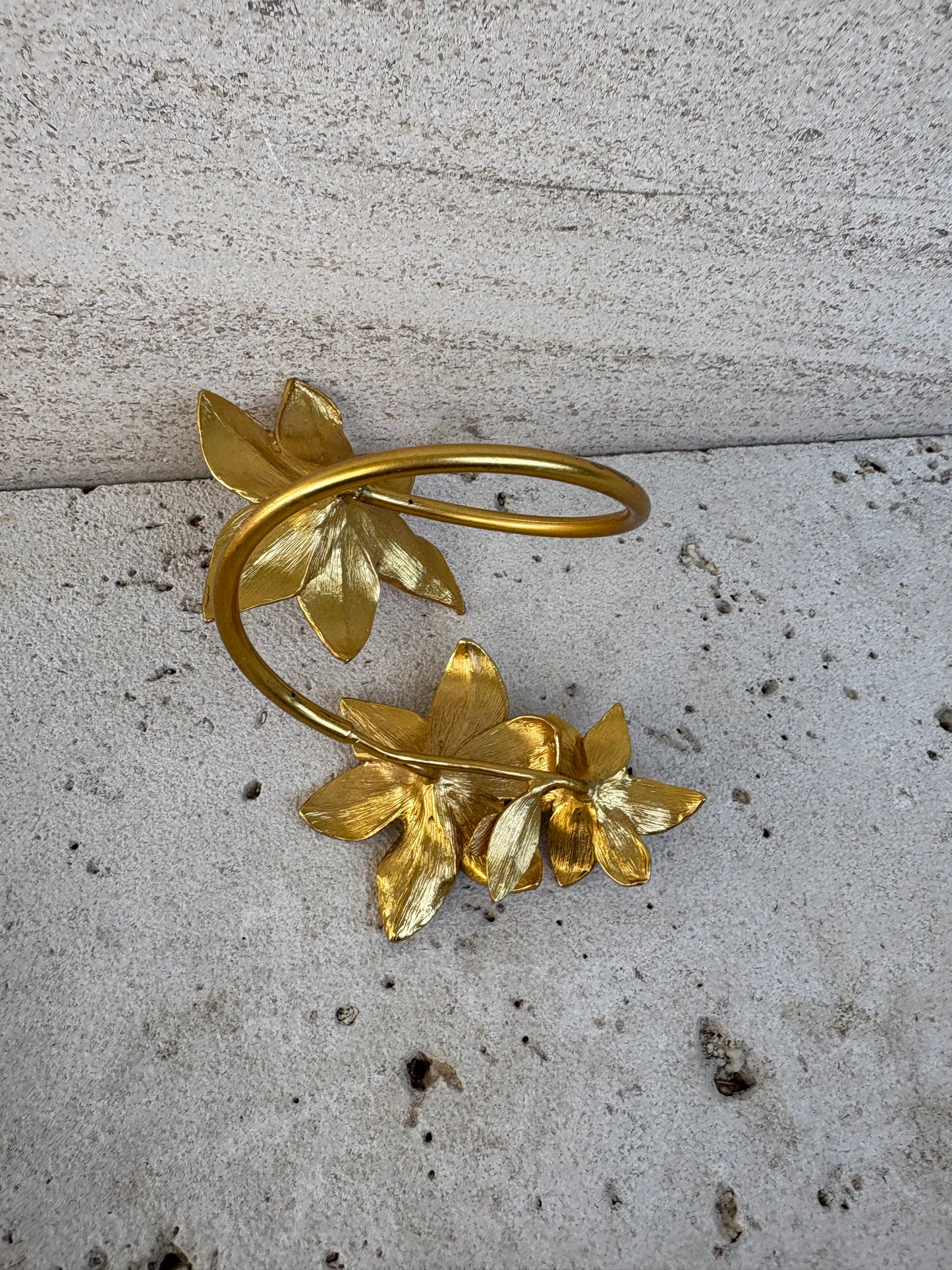 ZARA. Brazalete flores rigido
