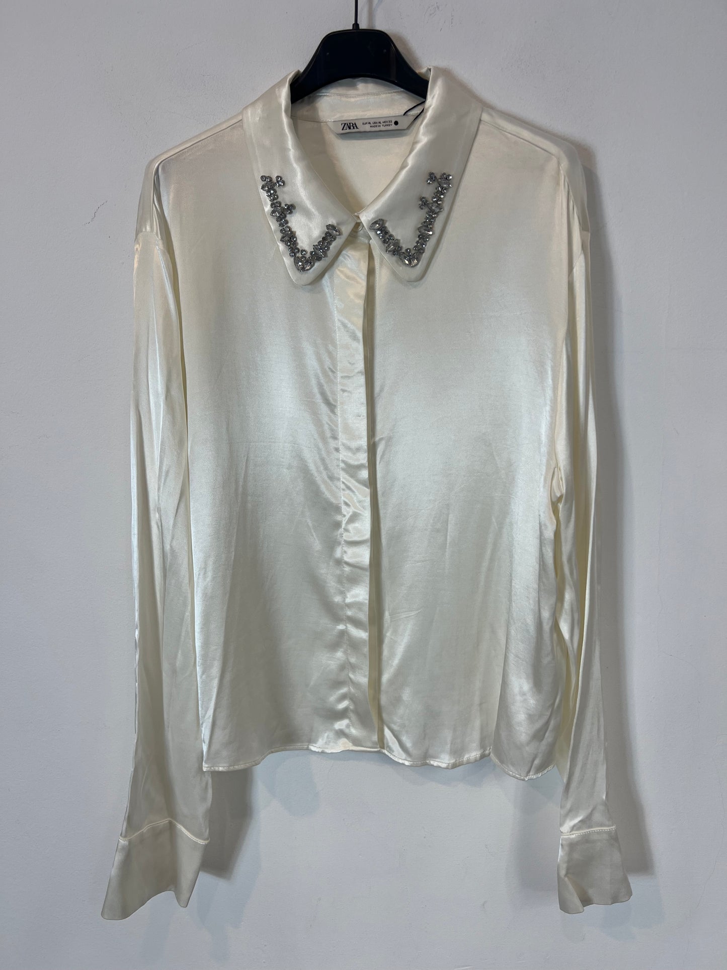 ZARA. Blusa satinada detalle pedrería cuello. T XL