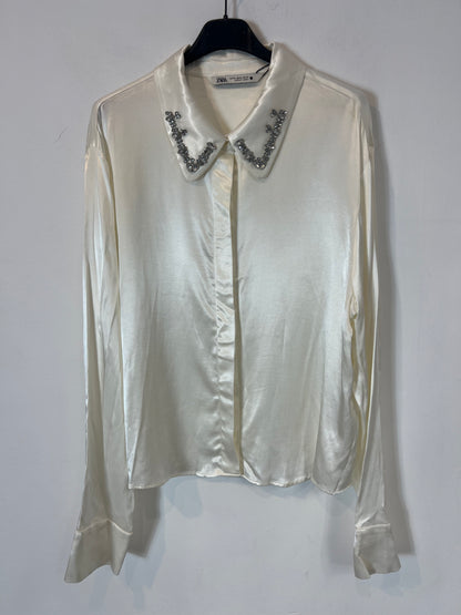 ZARA. Blusa satinada detalle pedrería cuello. T XL