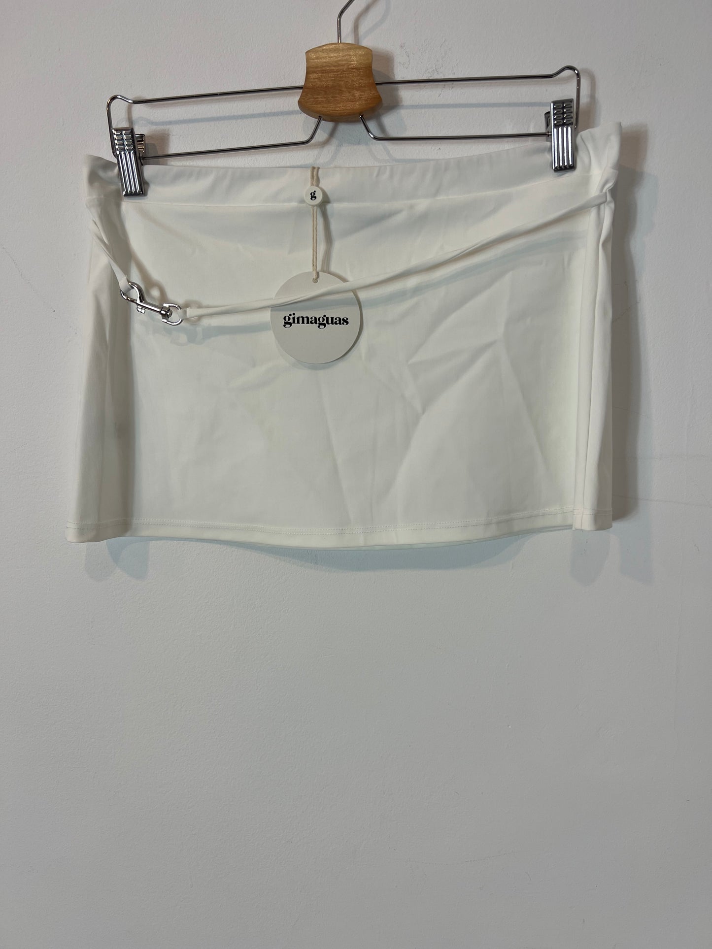 GIMAGUAS. Falda blanca corta semi elástica. T L